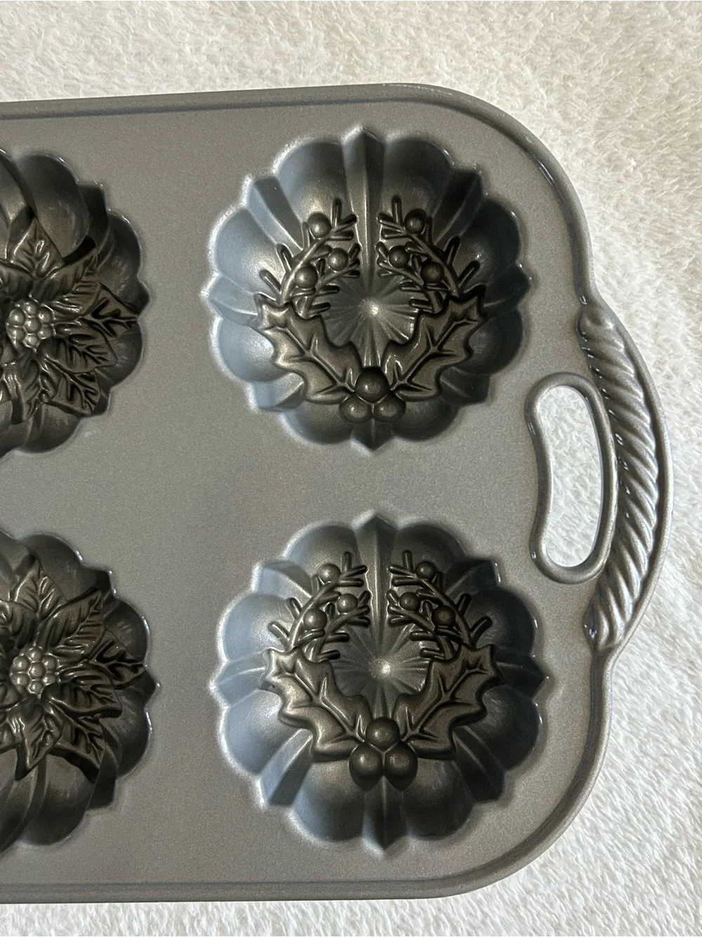 Nordic Ware Wreathlettes Pan Baking Holiday Cake Mold Christmas NEW